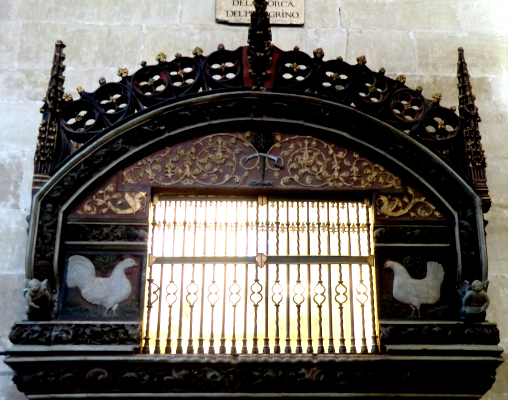 Zur Erinnerung an das Wunder des geretteten Sohnes werden in der Kathedrale in Santo Domingo de la Calzada ein
lebendes Huhn und ein lebender Hahn in diesem Schrein gehalten