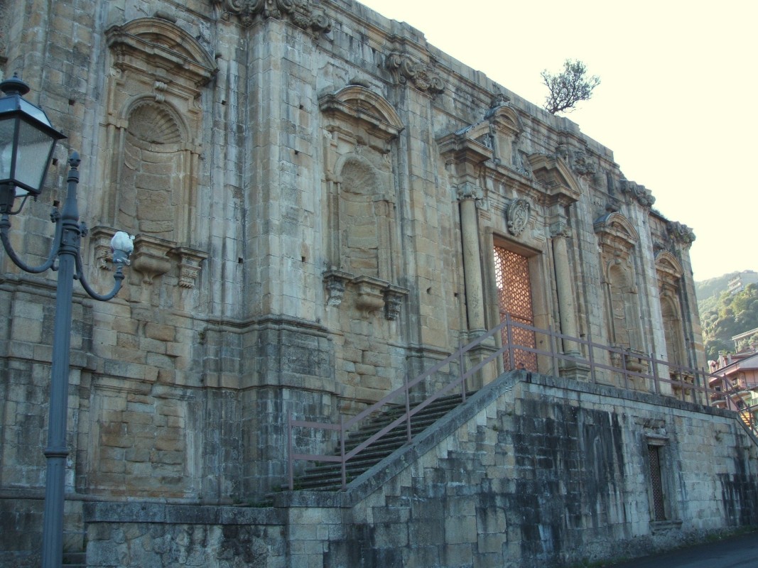 Eingang zur Ruine der Kirche des Dominikaner-Klosters in Soriano