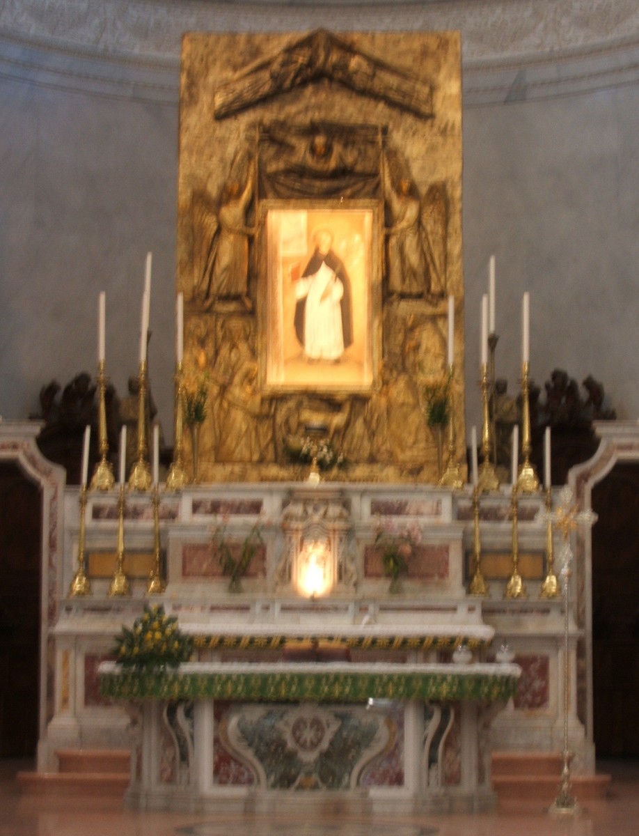 Altar der neuen Kirche in Soriano mit Nachbildung des wundersamen Dominikus-Bildes