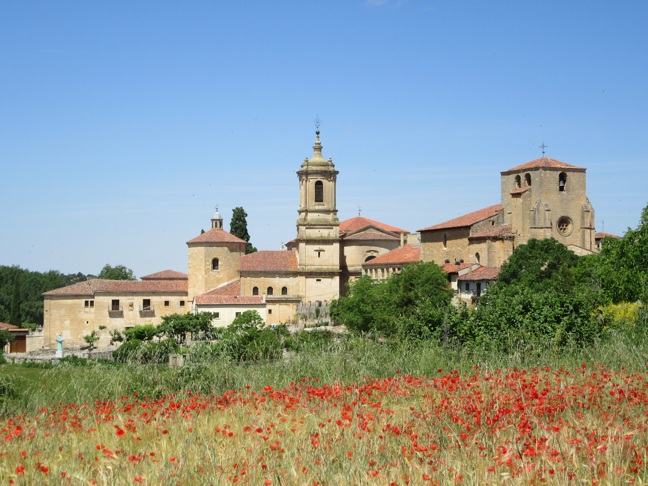 Kloster, heutige Klosterkirche aus dem 18. Jahrhundert und Pfarrkirche (rechts) in Santo Domingo de Silos