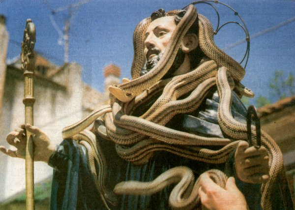 Dominikus-Statue beim Schlangenfest in Cocullo