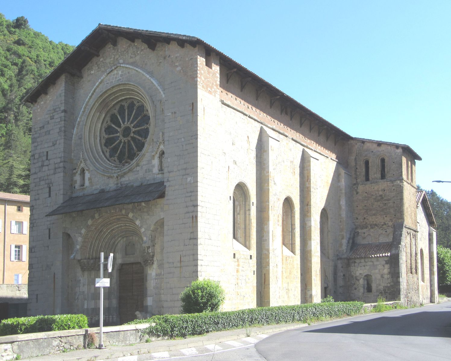 ehemalige Kathedrale Notre-Dame-du-Bourg in Digne-les-Bains, erbaut vom 12. bis 14. Jahrhundert an der Stelle von Vorgängerbauten von um 400