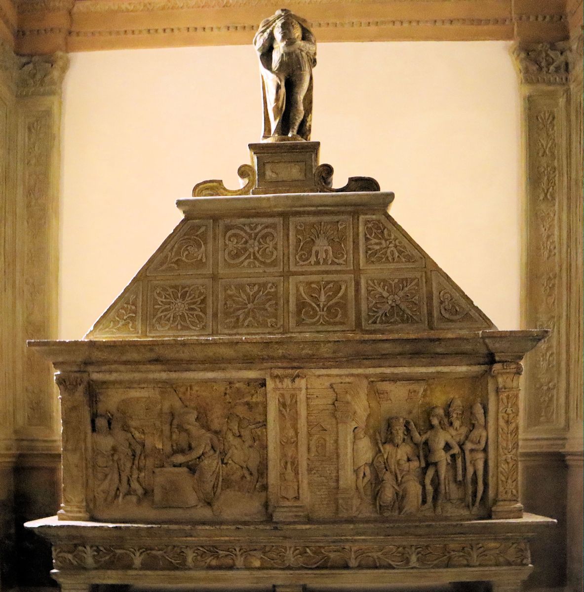 Domninus' Sarkophag in der Krypta der Kathedrale in Fidenza