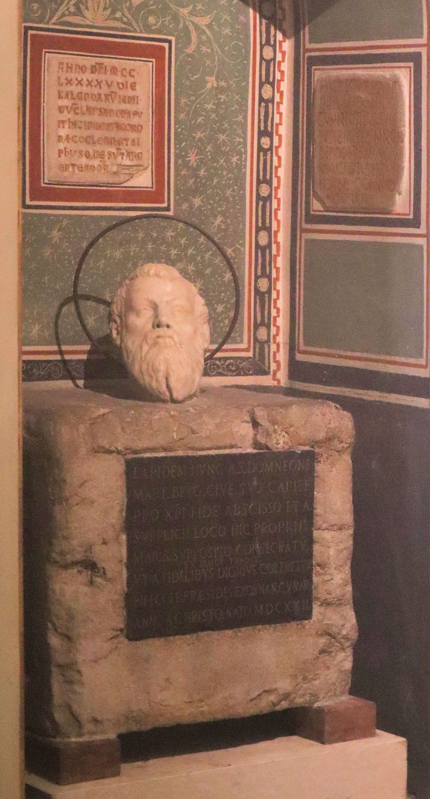 Stein, auf dem der Überlieferung zufolge Domneon gemartert wurde, in der Kirche Sant’Andrea in Bergamo