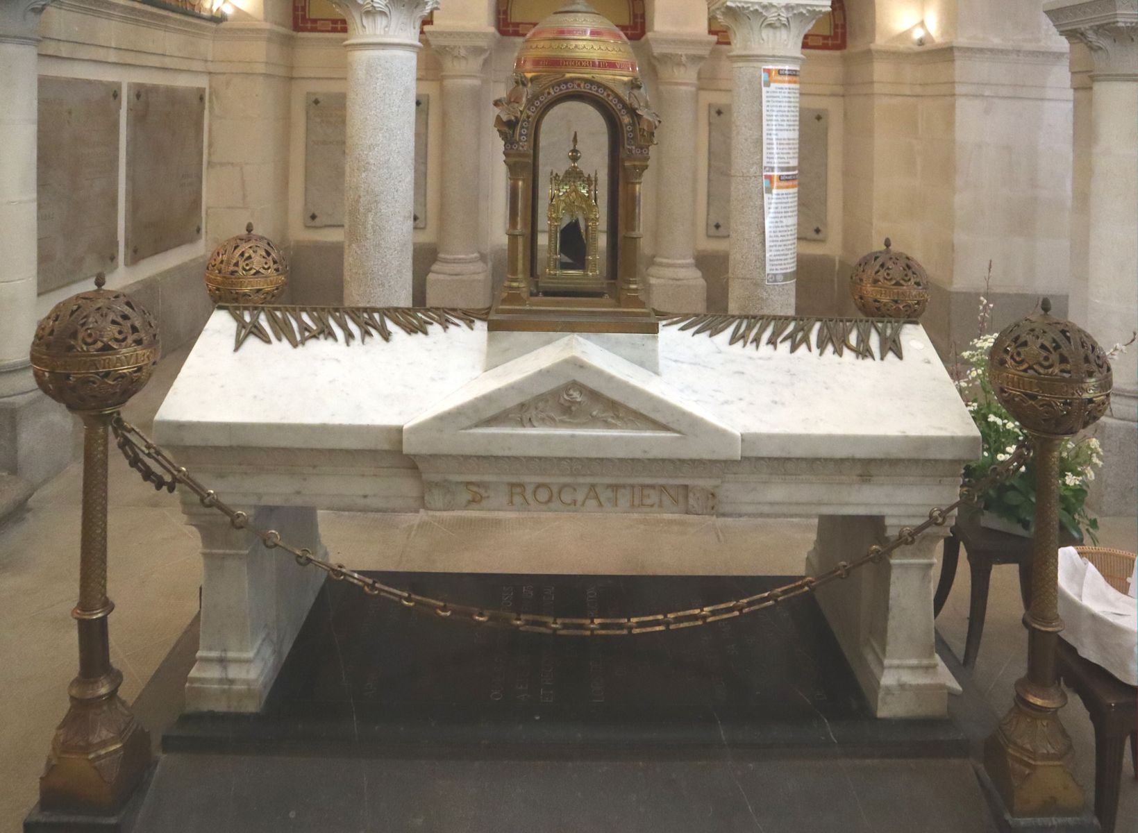 heutiger Sarkophag für Donatianus und Rogatianus in der Krypta der Basilika Saint-Donatien-et-Saint-Rogatien in Nantes