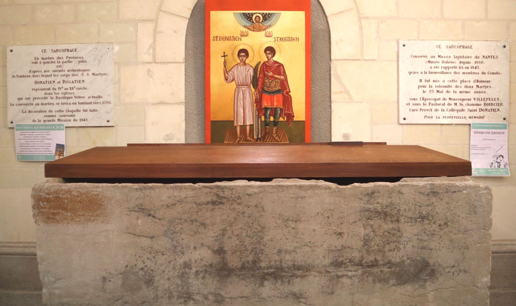 der Überlieferiung zufolge der ursprüngliche Sarkophag für Donatianus und Rogatianus aus dem 4. Jahrhundert, in der Basilika Saint-Donatien-et-Saint-Rogatien in Nantes
