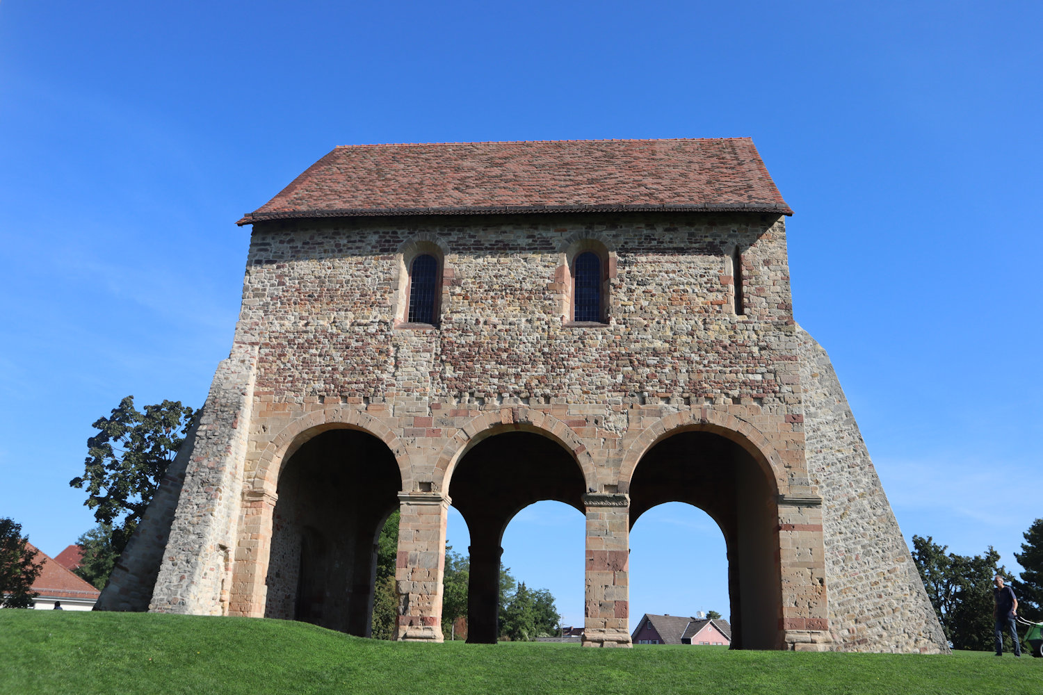 Reste der Nazarius-Basilika des Klosters Lorsch