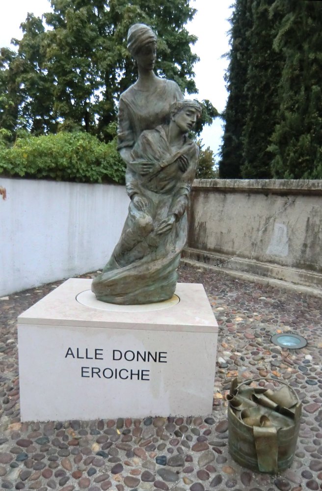 Denkmal für die „heroischen Frauen” von Castiglione, im Jahr 2010 errichtet von der nationalen Vereinigung der Carabinieri - der dem Verteidigungsministerium unterstellten Polizeieinheiten - der Stadt neben dem Dom