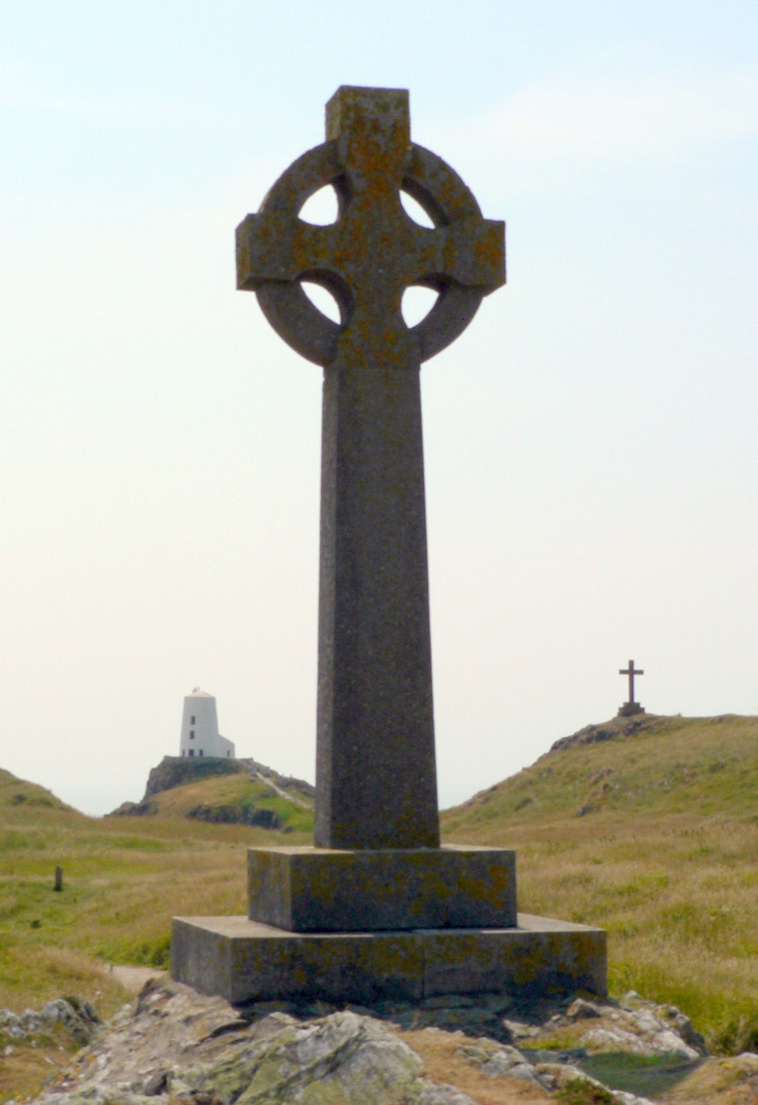 1903 errichtetes keltisches Kreuz auf Llanddwyn, im Hintergrund das ältere Kreuz