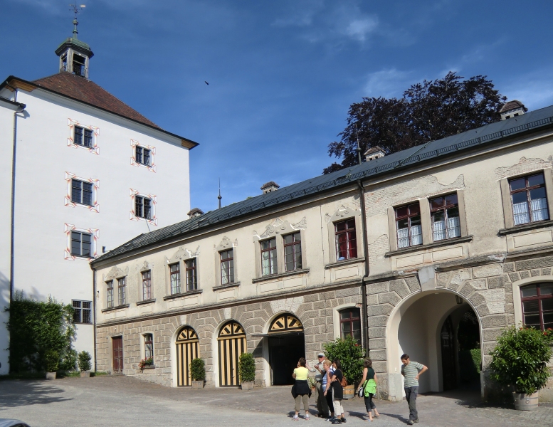 ehemaliges Kloster, davor die Burg, in Wolfegg