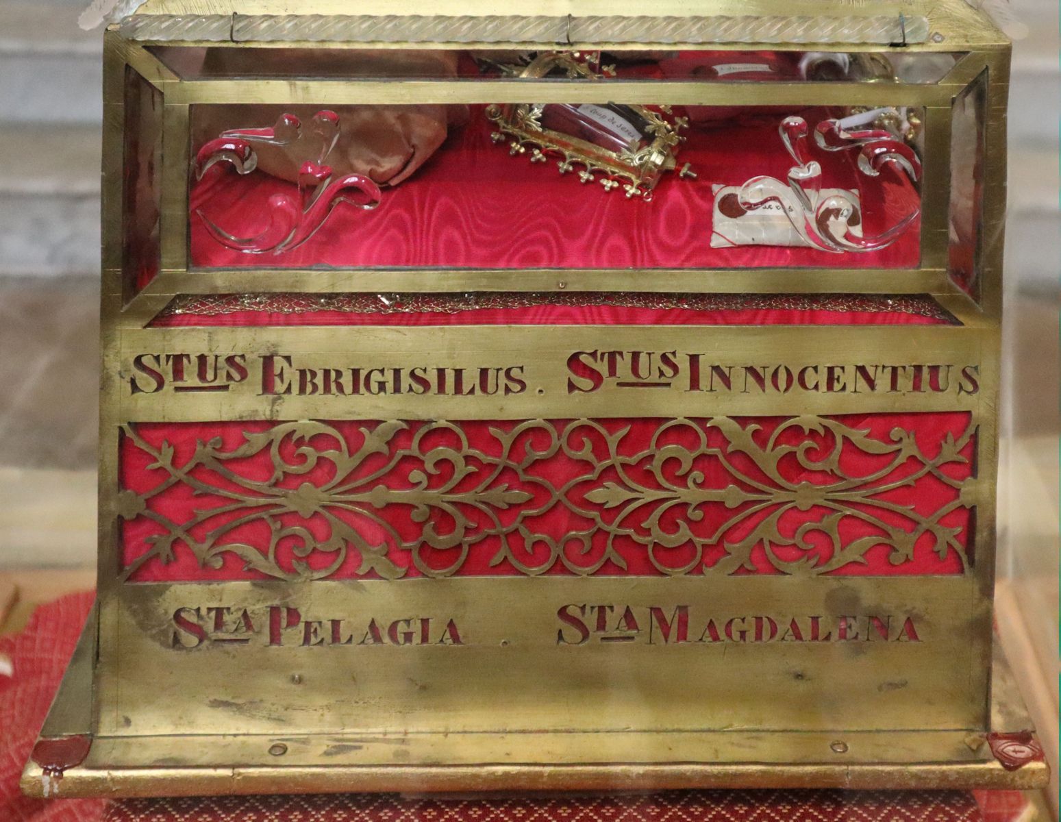 Reliquiar mit Gebeinen von Ebregisil und anderen, in der Kirche Saint-Pierre-Saint-Paul in Jouarree