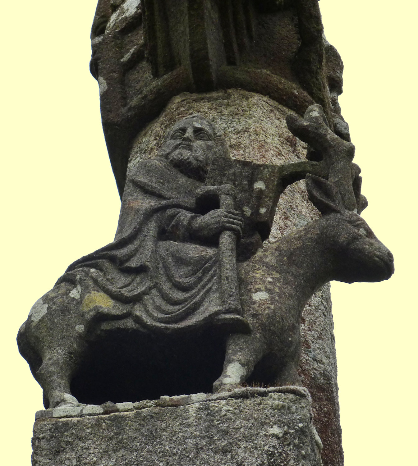 Edern, auf dem Hirsch reitend, Detail an einem Kalvarienmonument in Lannédern