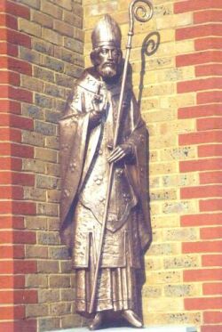 Statue an der St.-Edmund's-Kirche auf der Isle of Dogs in London 