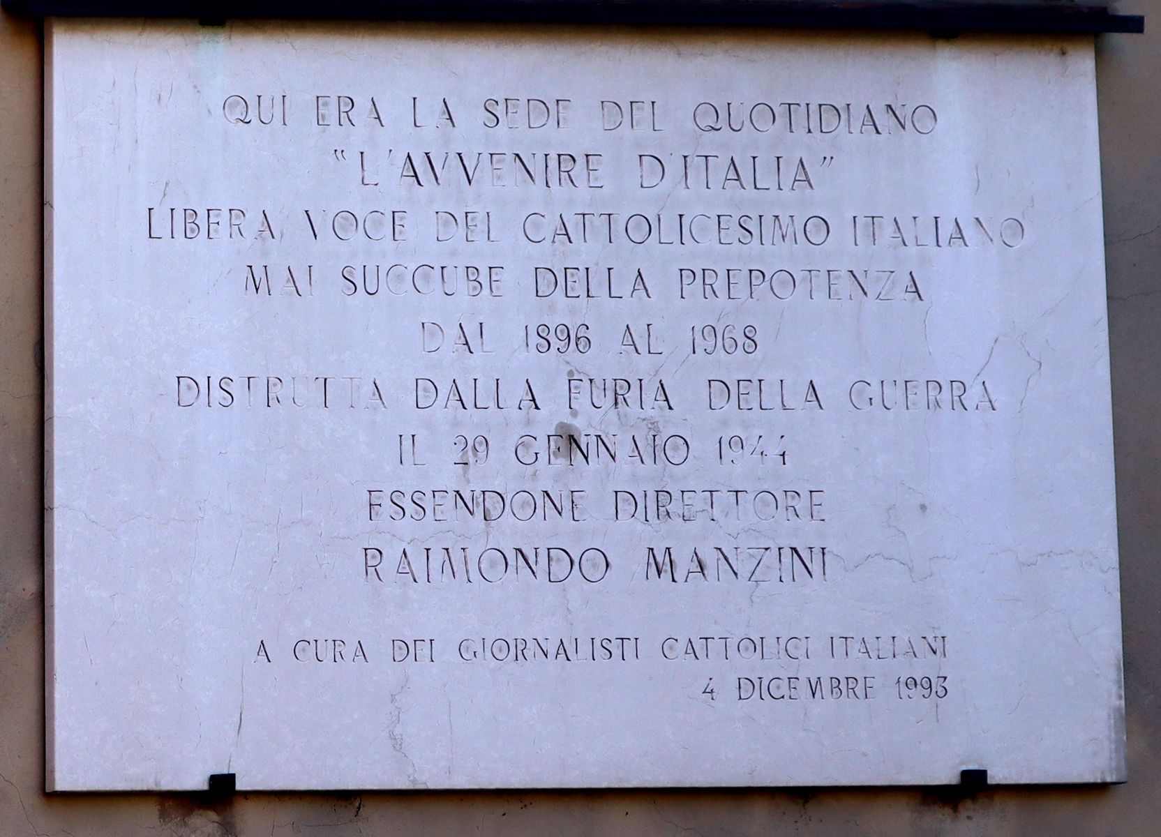 Gedenktafel an der Stelle des 1944 durch Bomben zerstörten Hauses Via Mentana 4 in Bologna