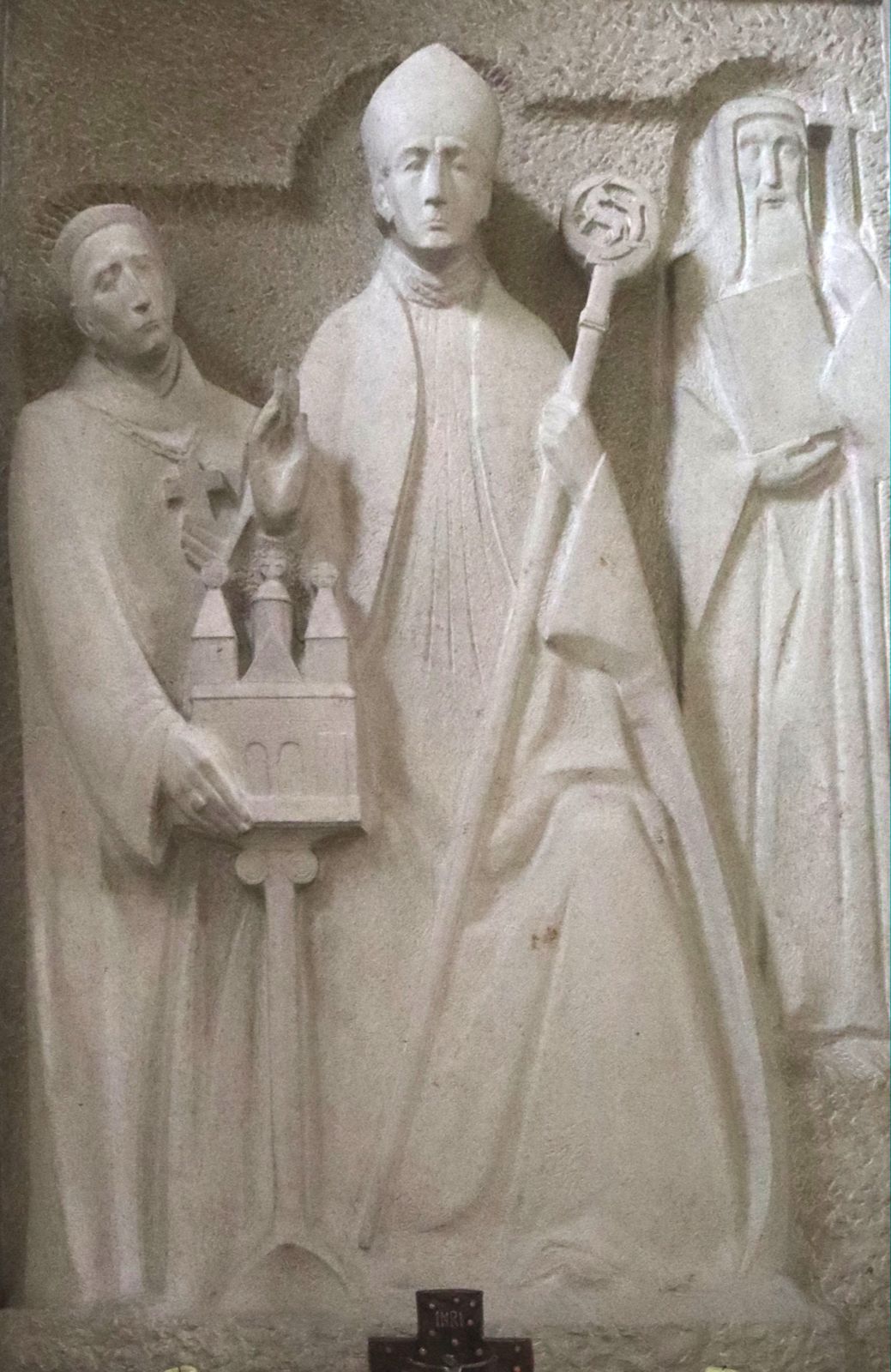 Otto Sonnleitner: Egbert (links) mit Adalbero von Würzburg (Mitte) und Makarius dem Schotten (rechts), Altarstatue, 1938, in der Klosterkirche in Münsterschwarzach