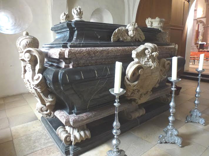 Einhards Sarkophag in der Klosterkirche in Seligenstadt