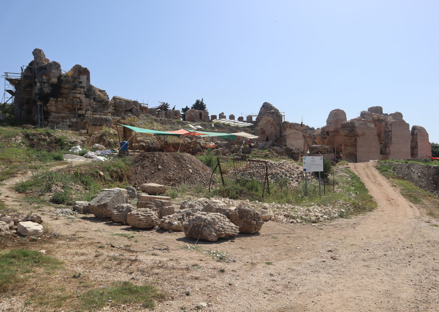Amphitheater von Nikopolis, das derzeit (2019) restauriert und gesichert wird