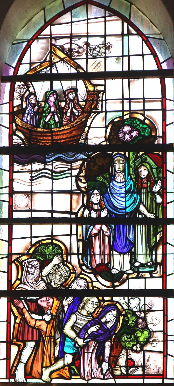 Glasfenster  in der Kapelle der drei Jungfrauen in Caëstre