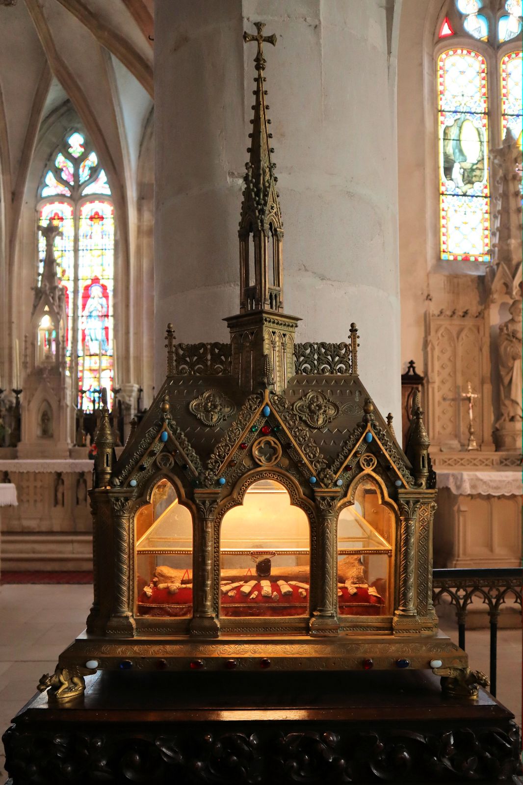 Eliphius' Reliquien im Reliquiar von 1869 in der Pfarrkirche in St-Élophe