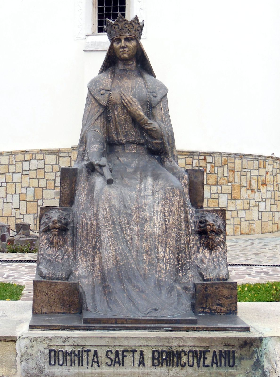 Statue vor der Kirche des Klosters in Văratec