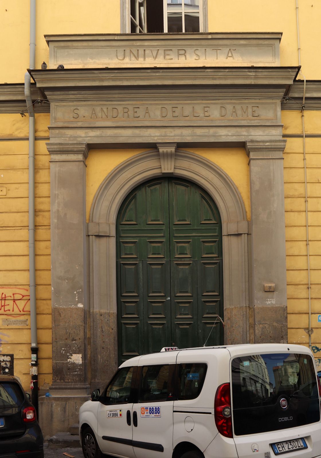 Eingang zur Kirche Sant'Andrea delle Dame in Neapel