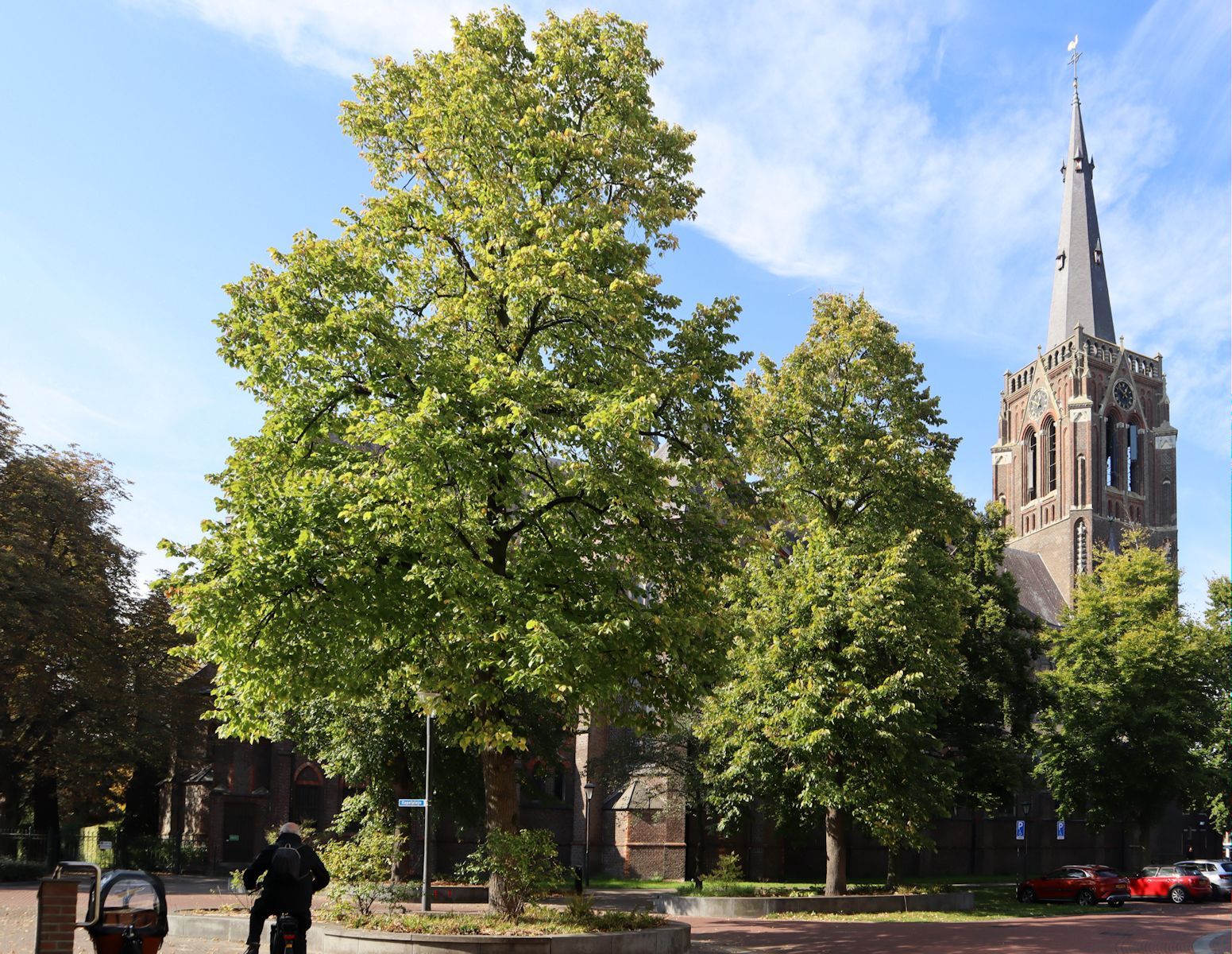 Wallfahrtsbanner in der Sint-Odulphuskerk in Best bei Eindhoven