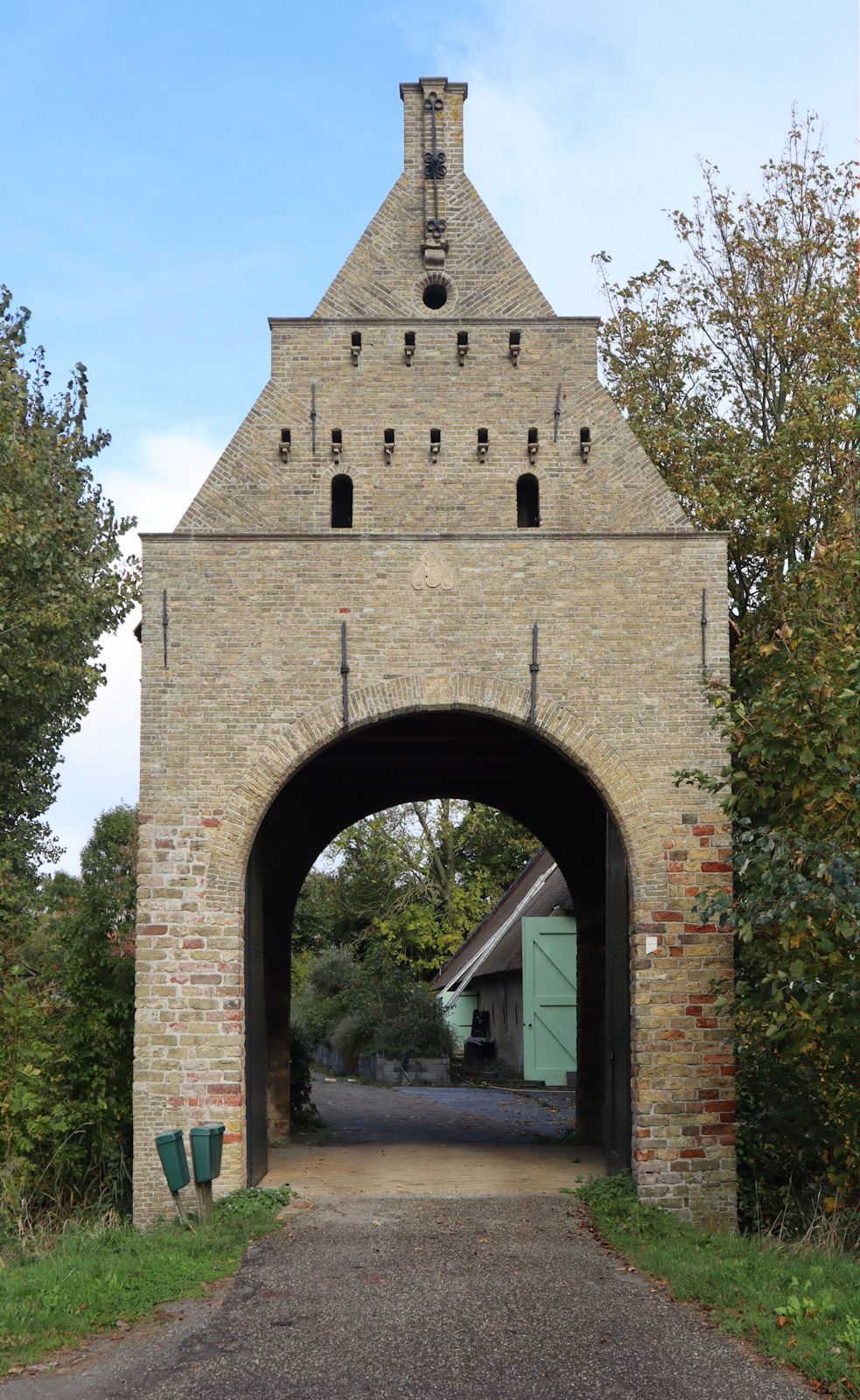 Torhaus des Guts Liauckama, heute ein Bauernhof