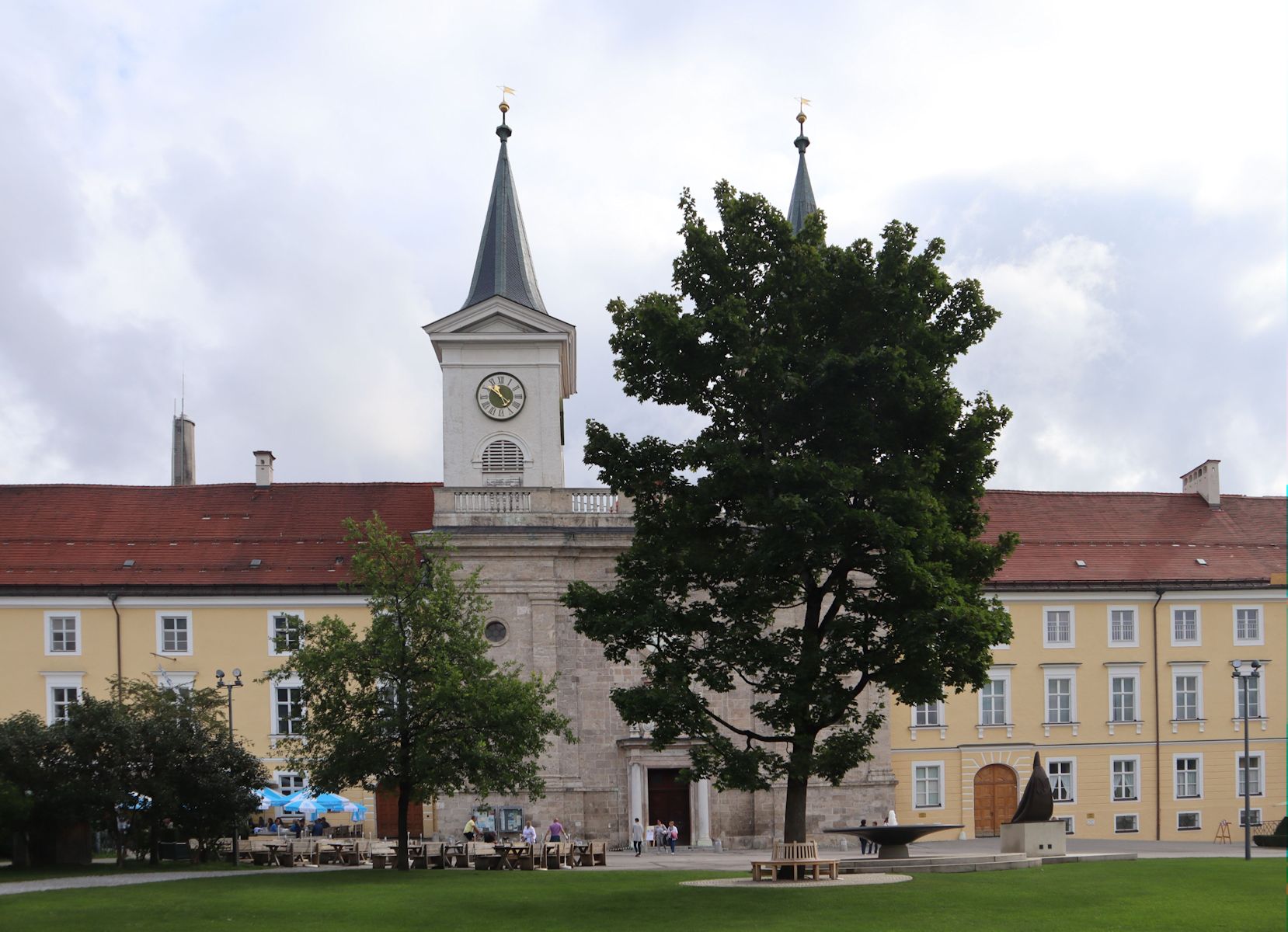 Kirche und Gebäude des ehemaligen Klosters in Tegernsee