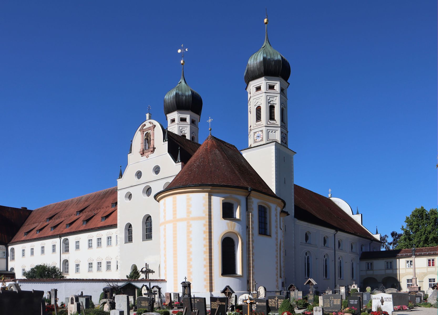 Kirche und Gebäude des ehemaligen Klosters in Benediktbeuern