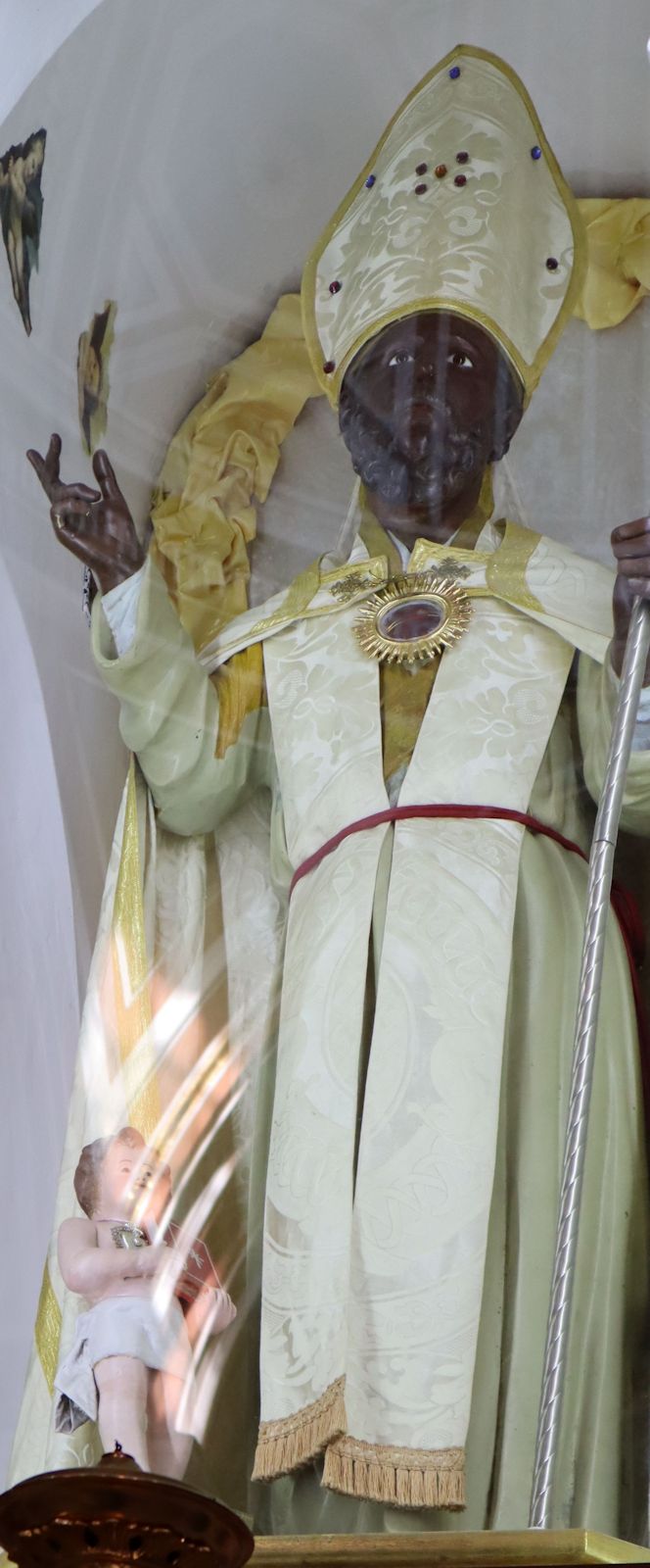 Statue in der Elpidius geweihten Kirche in Sant'Arpino