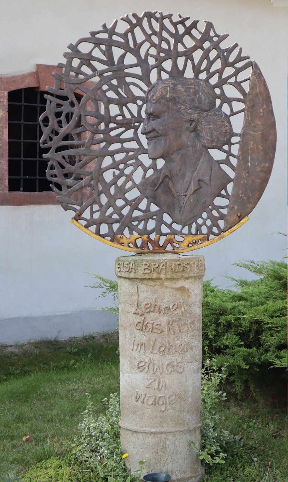 Denkmal, 2014, eingeweiht vom schwedischen Botschafter, vor dem Rittergut des Schlosses Neusorge in Zschöppichen