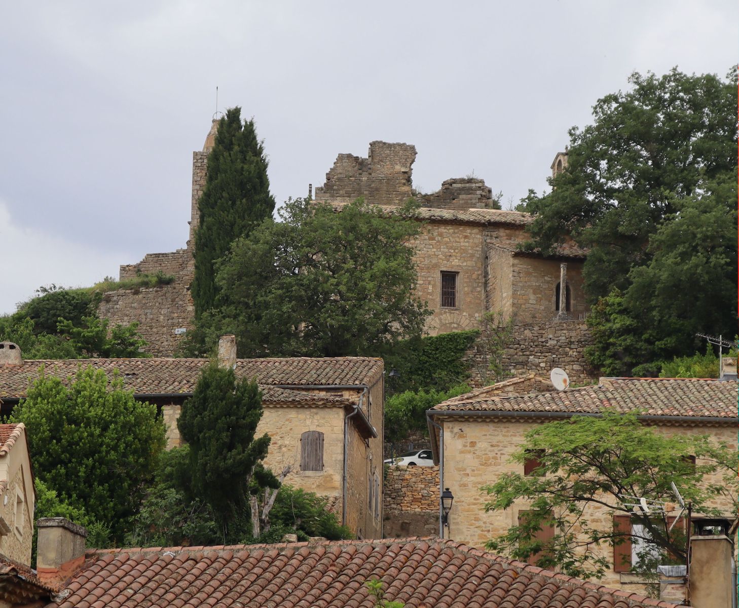 Burgruine</a> oberhalb von Sabran