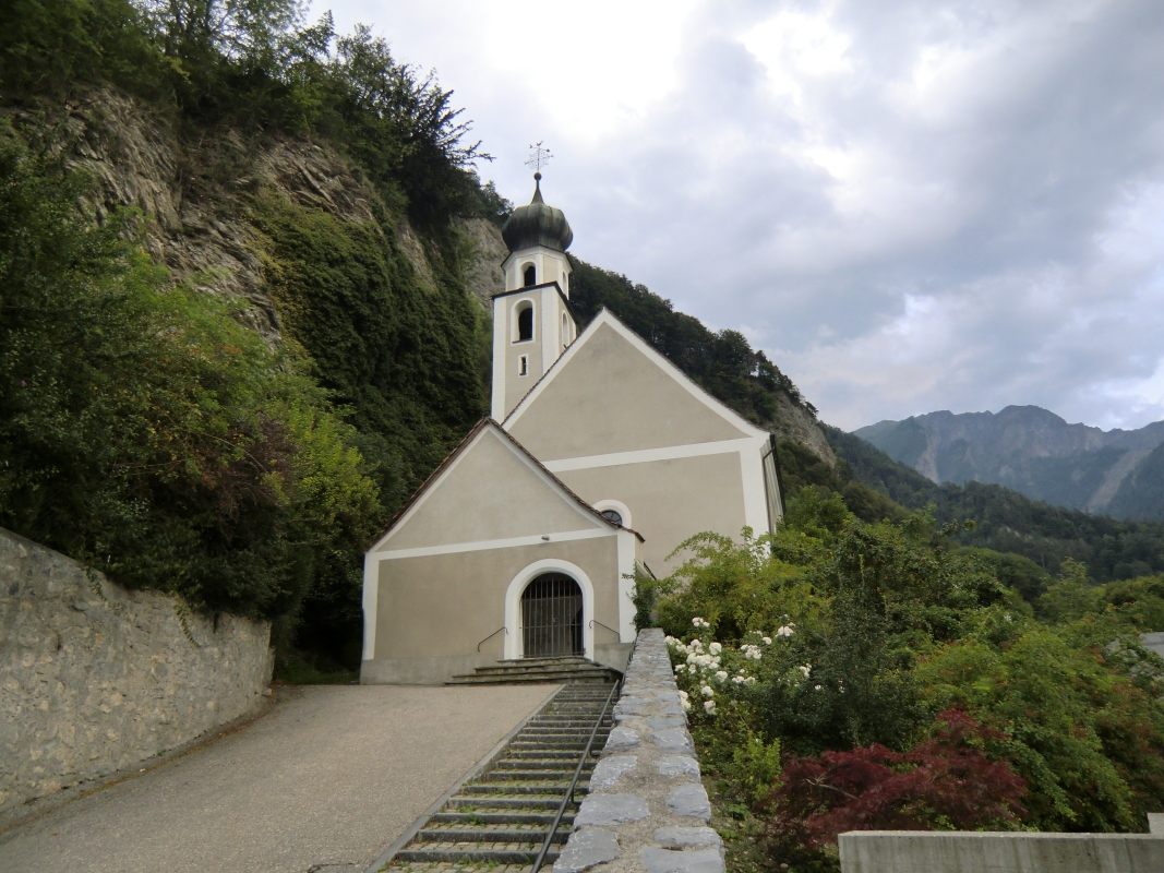 St.-Leonhard-, auch Emerita-Kirche genannt, im 8. Jahrhundert erstmals urkundlich erwähnt als Nachfolgebau einer Emerita geweihten Kapelle, am Fuß des Burghaldenfelsens in Trimmis