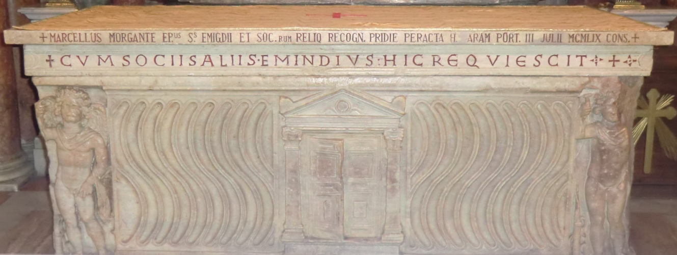 Sarkophag aus dem 4. Jahrhundert mit Emygdius' Reliquien in der Krypta der Kathedrale in Ascoli Piceno
