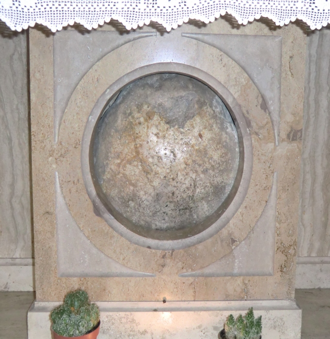 der Stein, auf dem Emygdius enthauptet wurde im Tempietto di San Emidio rosso in Ascoli Piceno