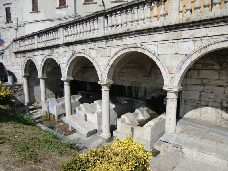 Waschhaus, 16. Jahrhundert. An dieser Stelle habe Emidius eine Quelle entspringen lassen und darin die ersten Christen der Stadt getauft.