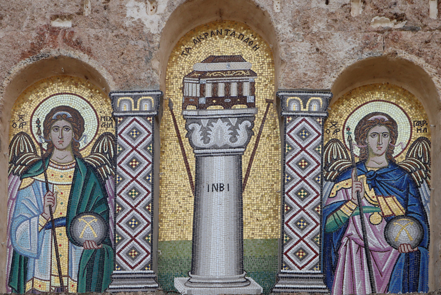 Michael(links) und Gabriel (rechts),
in der Mitte der „der schuldlos Leidende”, Mosaik am Kloster „Pammegiston Taxiarchon”, dem Kloster der „allumfassenden Überbringer” in Kouloura bei Egio in Griechenland
