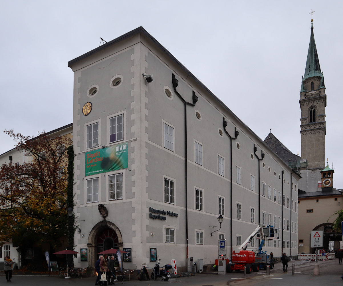 Rupertinum</a> in Salzburg, heute „Museum der Moderne”, dahinter das Kloster der Franziskaner