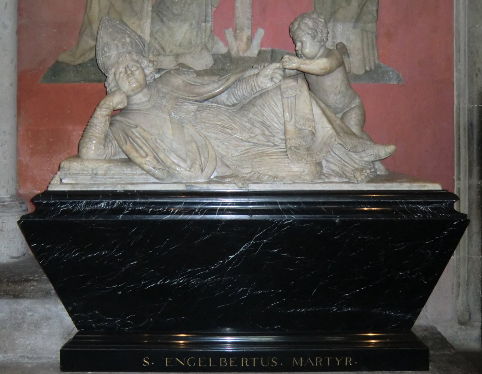 Liegefigur aus Marmor im Dom in Köln
