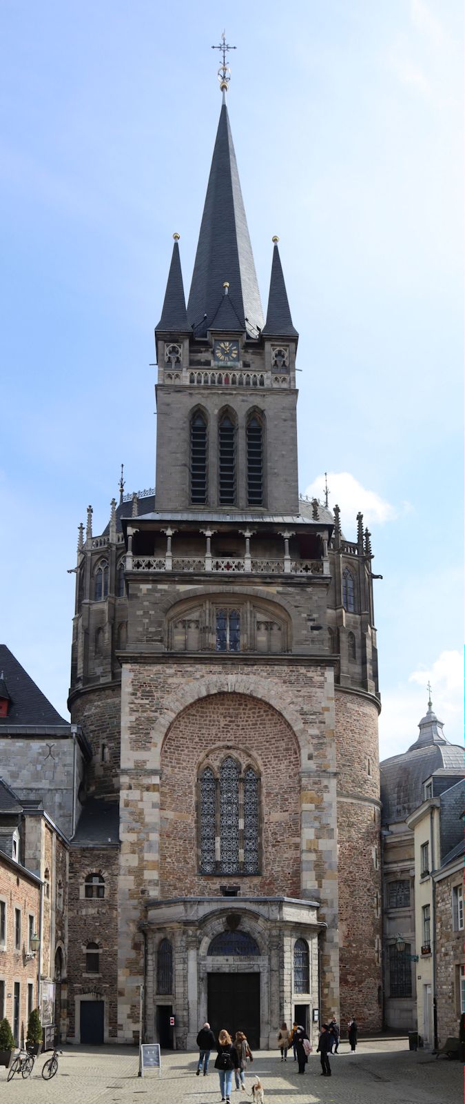 Westfassade des Domes in Aachen