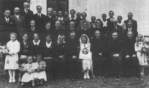Engelmar Unzeitig (vorn Mitte neben Mutter Cäcilie und 'Primizbraut' Gertrud Schlögl) bei der Feier seiner Primiz in Greifendorf am 15. August 1939