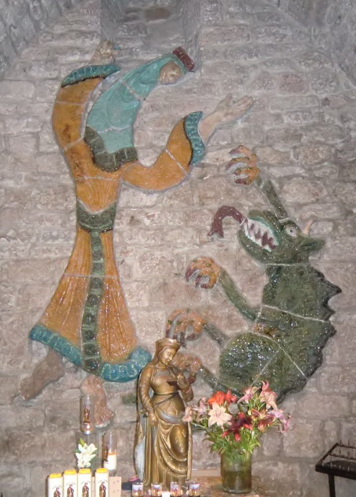 Constant: Enimia-Statue und Wandbild mit Enimia als Bekämpferin des Drachens, 1930er-Jahre, in der  Kirche in Ste-Enimie