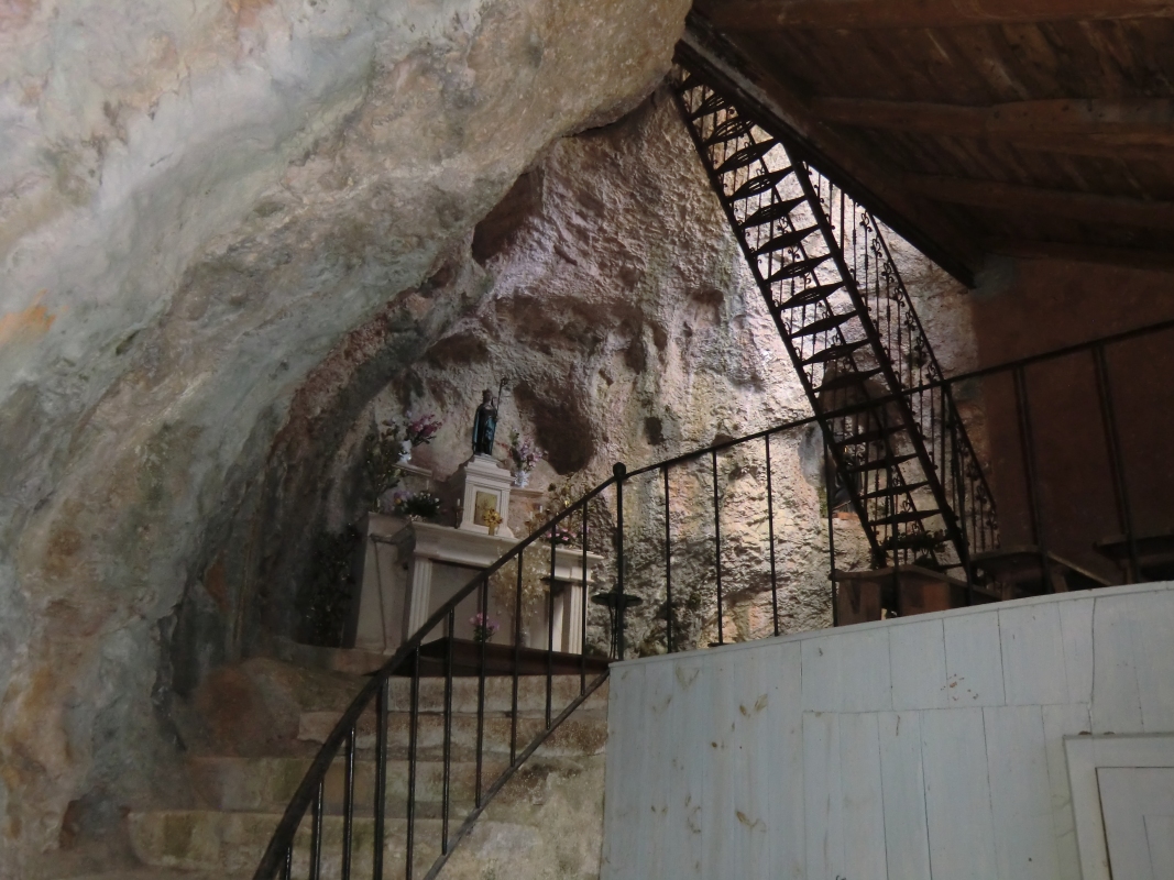 Enimias Einsiedelei: Obere Kapelle aus dem 10. Jahrhundert mit Altar in Enimias „Höhle”, davor die untere Kapelle aus dem 15. Jahrhundert; die Metalltreppe führt von der oberen Kapelle zur Quelle über der „Höhle”