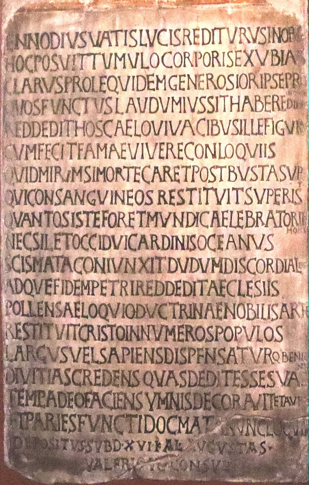 Ennodius' Grabinschrift, Foto in der Basilika San Michele Maggiore< in Pavia