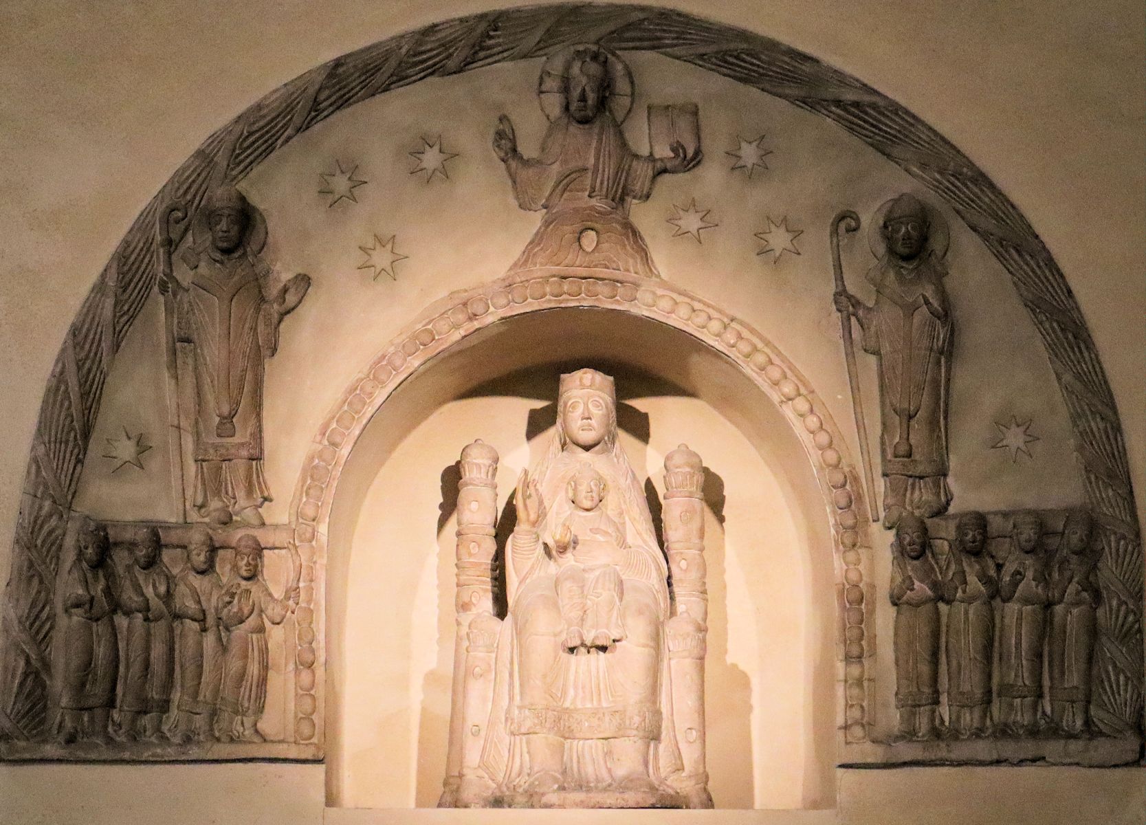 Maria, Gottvater und Eoban und Adalar, Stuckaltar, um 1160, im Dom in Erfurt