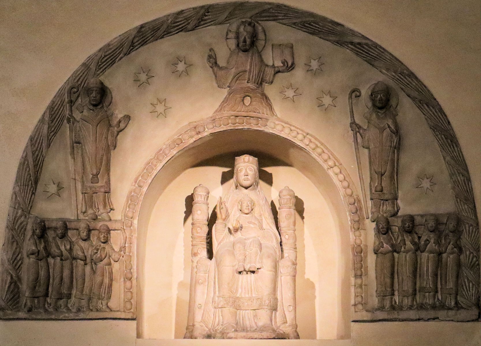 Maria, Gottvater und Eoban und Adalar, Stuckaltar, um 1160, im Dom in Erfurt