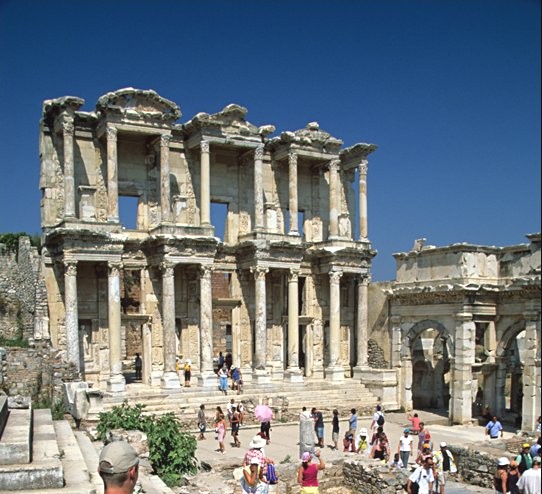 Celsus' Bibliothek in Ephesus, im Jahr 135 von Konsul Gaius Julius Aquila zu Ehren seines Vaters, des Gouverneurs Celsus Palemaeanus, gebaut
