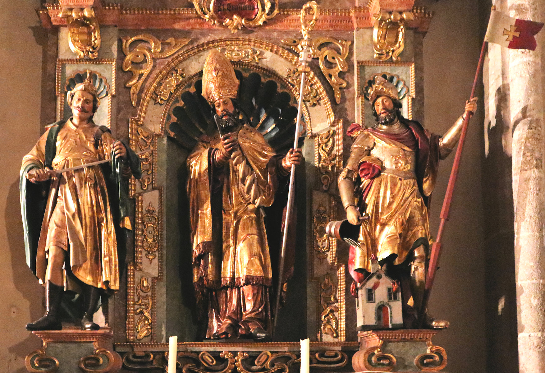 Erasmus mit Martin von Tours (links) und Erasmus mit Martin von Tours (links) und Florian (rechts), Altar in der Pfarrkirche in Thalheim bei WelsFlorian (rechts), Altar in der Pfarrkirche in Thalheim bei Wels