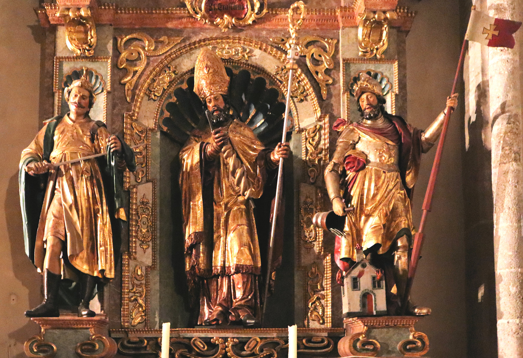 Erasmus mit Martin von Tours (links) und Erasmus mit Martin von Tours (links) und Florian (rechts), Altar in der Pfarrkirche in Thalheim bei WelsFlorian (rechts), Altar in der Pfarrkirche in Thalheim bei Wels