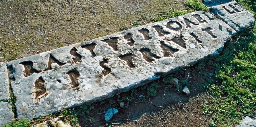 „Erastus-Stein” Inschrift vor dem ehemaligen Theater: „Erastus hat zum Dank für seine Wahl zum Ädil (zum Beamten) aus eigenen Mitteln dieses Pflaster anlegen lassen”